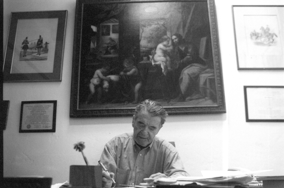 Mario Laserna en su oficina escribiendo